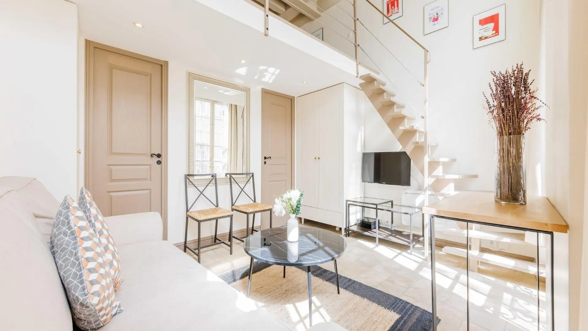 Charming Apartment - Marais - Mobility Lease Paris 0*,  France