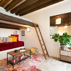 Authentic In Center Of Parisian Marais Appartement